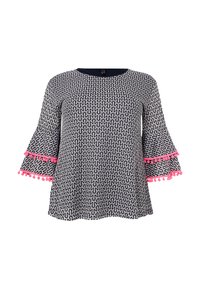 Schwarz-weißer Oberteil mit einem wellenförmigen Muster, rundem Ausschnitt und ausgestellt geschnittenen Ärmeln mit rosa Pom-Pom-Details an den Bündchen.