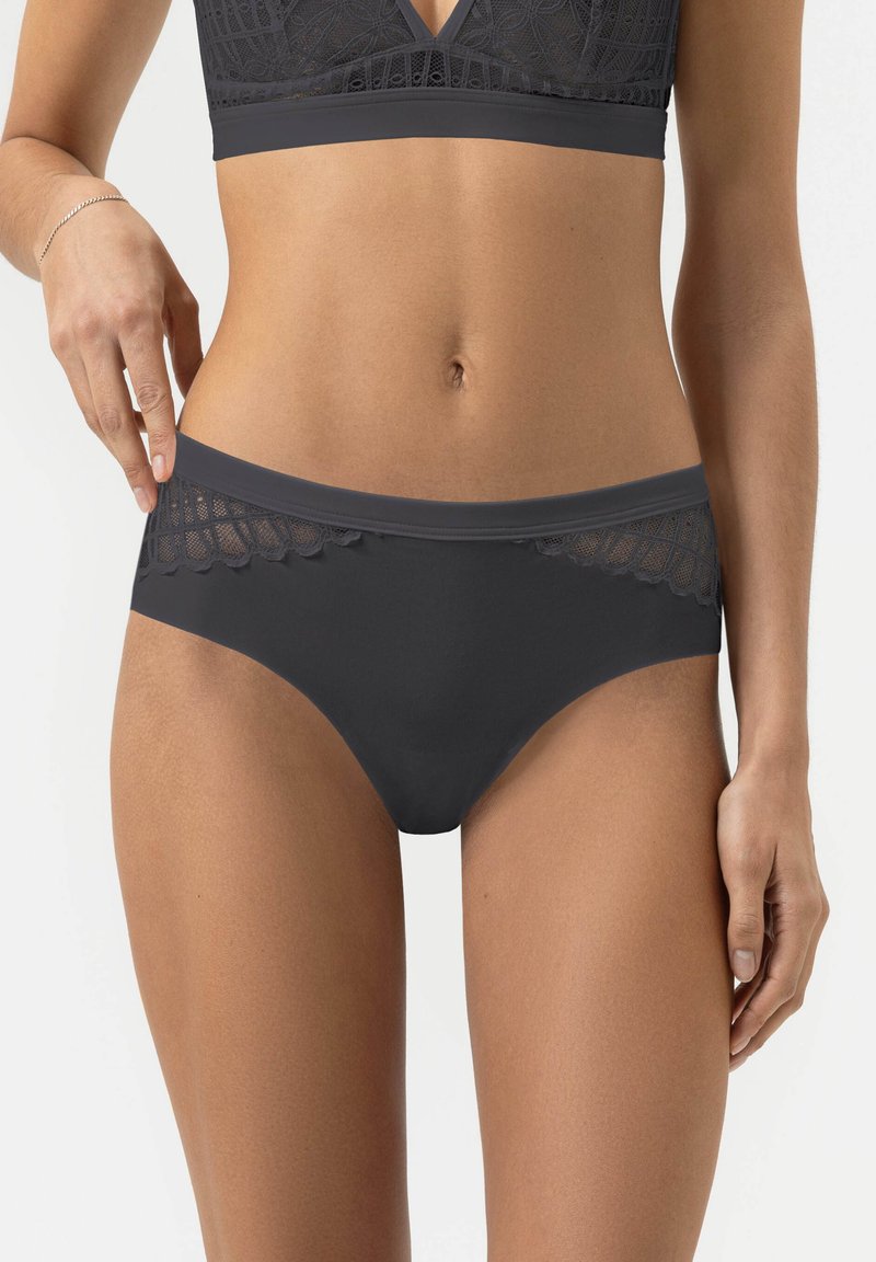 Donkergrijze onderbroek van gladde stof met een kanten rand aan de tailleband, voorzien van geschulpte randen, wat een verfijnd ontwerp element biedt.