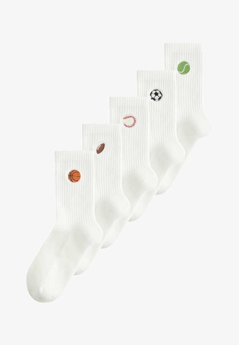 Cinq chaussettes blanches montantes, chacune avec un petit ballon de sport brodé : basket-ball, football américain, baseball, football et tennis.