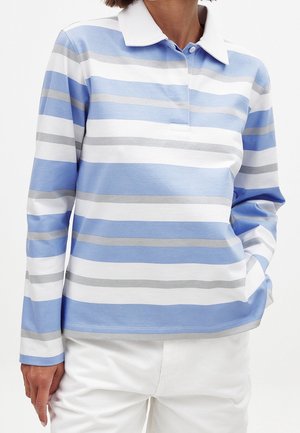 Koszula polo z długim rękawem w jasnoniebieskie, białe i szare poziome paski. Posiada kołnierzyk i gładką bawełnianą teksturę.