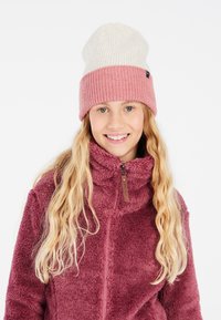 Mössa i krämfärgad och rosa, stickad med ribbad struktur. Fleecejacka i djup rosa med dragkedja, med hög krage och logodetalj.