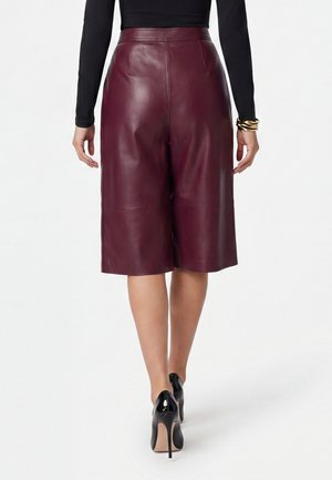 faina Shorts - burgundy