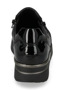 Sneaker in pelle nera lucida con suola nera e rifiniture argentate, vista da dietro che mostra il tallone e la zip laterale.
