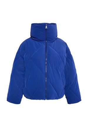 Plava, quilted puffer jakna s visokim ovratnikom i prednjim patentnim zatvaračem. Ima kutijasti oblik i dijagonalni uzorak šivanja. Mekana tekstura.