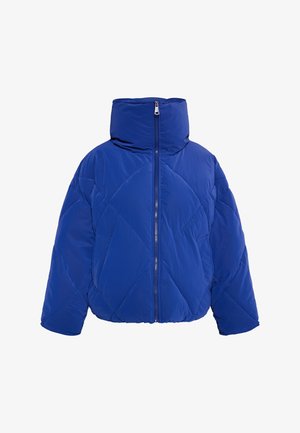Niebieska, pikowana kurtka puchowa z wysokim kołnierzem i zapięciem na zamek błyskawiczny z przodu. Posiada prostokątny kształt i diagonalny wzór przeszyć. Miękka tekstura.