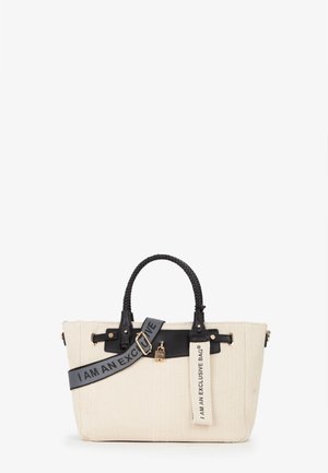 Borsa tote beige intrecciata con manici neri intrecciati, tracolla nera con la scritta "I AM AN EXCLUSIVE" e dettaglio lucchetto dorato sul davanti.