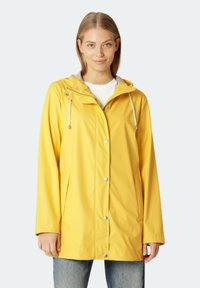 Geel waterdichte parka met een capuchon, drukknoopsluiting en elastische trekkoorden. Twee zijzakken, soepele textuur, knielange ontwerp.