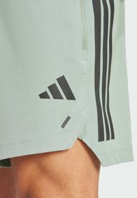adidas Performance POWER 3-STRIPES - Pantalón corto de deporte - silver green