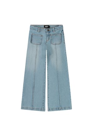 Jean large bleu clair avec poches plaquées à l'avant, passants pour ceinture, fermeture par bouton et coutures verticales sur les jambes.