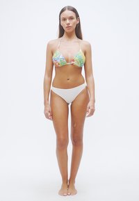 Σετ μπικίνι με πολύχρωμο τριγωνικό τοπ με ρυθμιζόμενους ιμάντες και μονόχρωμο λευκό κάτω μέρος με ψηλή μέση. Απαλή υφή υφάσματος.
