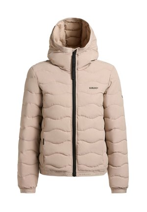 Beige bélelt kapucnis dzseki fekete első cipzárral, oldalzsebekkel és "KHUJO" logóval a mellkason, hideg időjárásra tervezve.