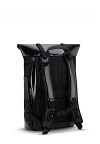 Fekete, felgöngyölhető hátizsák fényes, vízálló anyagból, párnázott pántokkal, hálós hátportációval és oldalsó cipzárakkal a könnyű hozzáférés érdekében.