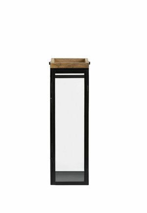 Hög rektangulär svart metall- och glaslykta med en träbricka på toppen och klara transparenta paneler på alla sidor.