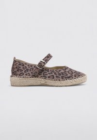 Espadrilles planas con estampado de leopardo, punta redonda, tira en el tobillo y suela de yute trenzado. La tela tiene una textura suave y tonos marrón-beige.