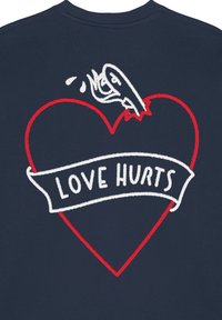 Felpa navy con un cuore rosso stilizzato e un banner bianco con il testo "LOVE HURTS", accentuato da un elemento di design grafico sopra.