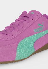 Ροζ σουέτ αθλητικό παπούτσι Puma με πετρόλ υφή στην πλευρική ρίγα, πετρόλ λογότυπο Puma, ροζ κορδόνια και καουτσούκ σόλα.