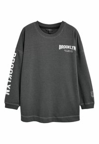 Harmaa huppari, jossa on pitkät hihat, pyöreä kaula-aukko ja painettu "BROOKLYN" -teksti edessä ja hihassa. Valmistettu pehmeästä kankaasta.