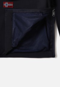 Veste noire zippée avec doublure intérieure en mesh bleu marine et un écusson du drapeau norvégien sur le côté gauche de la poitrine.