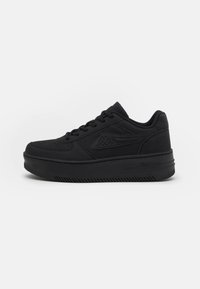 Musta matalavyöruokavi sneakersit, jotka on valmistettu nahasta, jossa on sileä pinta. Kenkätyypissä on nauhakiinnitys, kärjessä rei'ityksiä ja kumipohja.