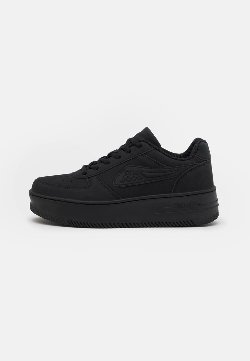 Musta matalavyöruokavi sneakersit, jotka on valmistettu nahasta, jossa on sileä pinta. Kenkätyypissä on nauhakiinnitys, kärjessä rei'ityksiä ja kumipohja.