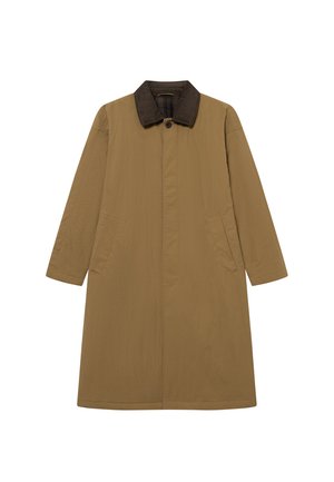 Brun, knelang frakk med kontrasterende krage, knappelukking og sidelommer. Stoffet er teksturert, lett og litt krøllete.