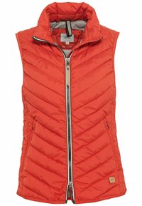 Czerwona pikowana kamizelka bez rękawów z wzorem w jodełkę, z zamkiem błyskawicznym z przodu, wysokim kołnierzem oraz naszywką z logo marki na dolnej prawej stronie.