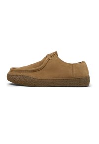 Zapato de ante marrón con puntera redondeada, detalles cosidos y suela de goma marrón texturizada. Presenta un diseño minimalista de cordones en la parte superior.