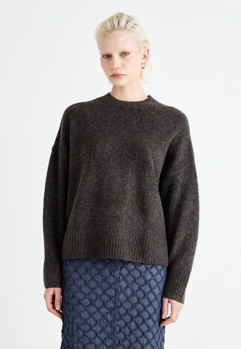 VMBOOM LS O-NECK TEXT PULLOVER NOOS