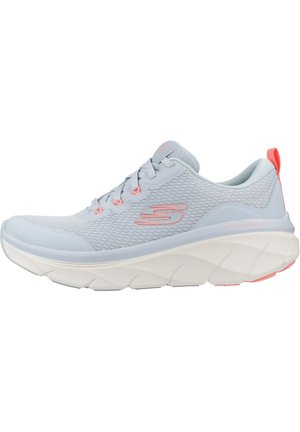 Scarpa da corsa azzurro chiaro con tomaia in rete, suola ammortizzata bianca, dettagli rosa sui lacci e sul logo, e un tallone imbottito per il massimo comfort.