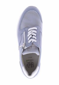 Helles blaues Sneaker-Modell mit einem Obermaterial aus Mesh und Lederakzenten. Verfügt über weiße Schnürsenkel und einen seitlichen Reißverschluss für einfachen Zugang. Flache Gummisohle.