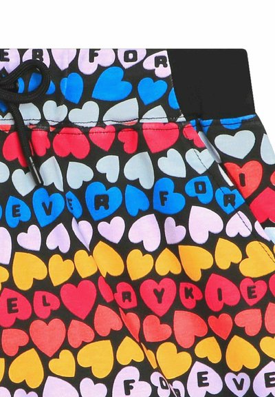 Pantaloni corti multicolori con un motivo di cuori in tonalità di rosso, blu, giallo, rosa e bianco su uno sfondo nero. Vita nera.