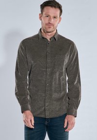 Langarm-Hemd mit Knopfleiste in dunkelolivgrün, strukturierter Stoff, eine Brusttasche, klassischer Kragen und frontale Knopfleiste.