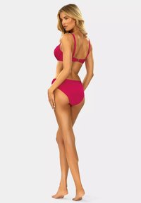 Gorący różowy bikini z teksturowanym biustonoszem z regulowanymi ramiączkami i pasującymi majtkami z wysokim stanem, gładki materiał i minimalna liczba dodatków.