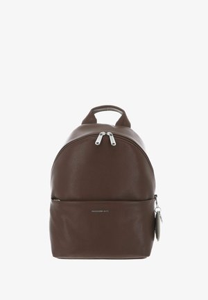 Sac à dos en cuir marron avec une surface texturée, une forme arrondie, deux fermetures éclair, une poignée supérieure et un accent métallique de marque à l'avant.