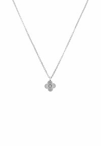 Zilveren ketting met een bloemriem die een centrale parel en ingewikkelde bloemblaadjesdetails heeft. De schakels van de ketting zijn fijn en delicaat.