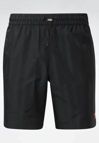 Shorts de sport noirs pour hommes avec taille élastique et cordon ajustable, présentant de fines rayures verticales et un petit logo près de l'ourlet.