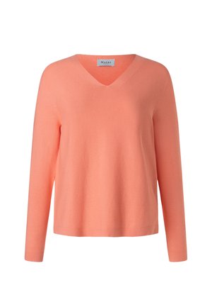 Lekki sweter z długim rękawem i dekoltem w serek w kolorze jasnokoralowym, o luźnym kroju i delikatnej strukturze dzianiny, oznaczony marką Maerz.