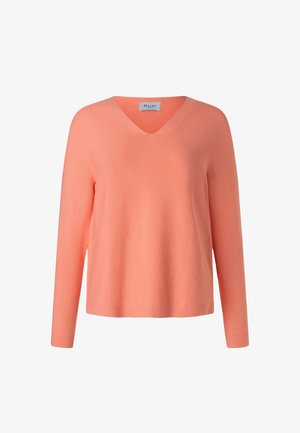 Pull léger corail à manches longues avec col en V, coupe décontractée et texture en maille fine, étiquette Maerz.