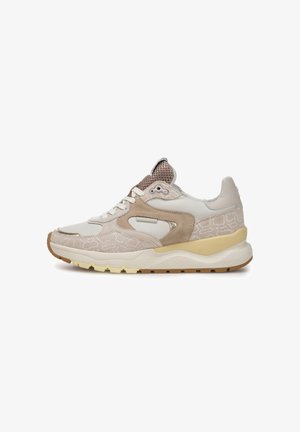 Sneakers met een beige en crèmekleurig ontwerp, voorzien van een gestructureerd bovenwerk, mesh accenten en een rubberen zool met patroon.