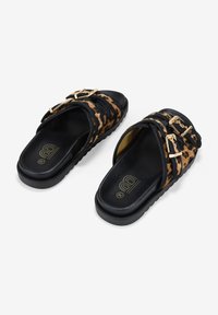 Chanclas negras con parte superior de estampado de leopardo, doble hebilla metálica y suela texturizada para mayor agarre. El forro interior suave mejora la comodidad.