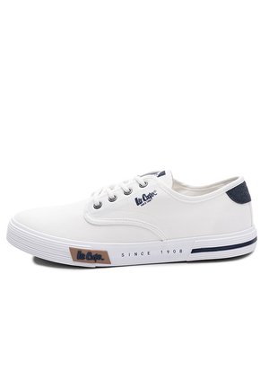 Biały niskoprofilowy tenisówka z płótna z granatowymi akcentami, sznurowadłami oraz logo Lee Cooper po boku i na podeszwie, widziana od wewnętrznej strony.