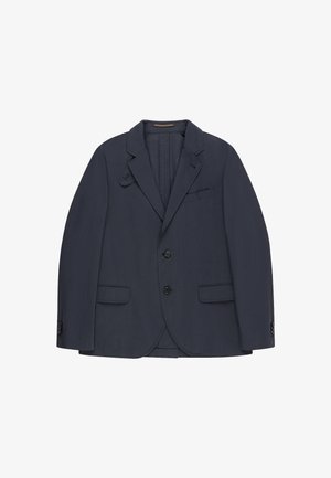 Veste blazer bleu marine foncé à simple boutonnage, col à revers crantés, deux poches avant à rabat, une poche poitrine et deux boutons noirs.