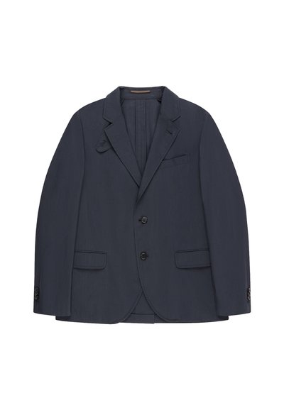 Enkele rij donkernavy blazer met inkeping revers, twee klepzakken aan de voorkant, een borstzak en twee zwarte knopen.