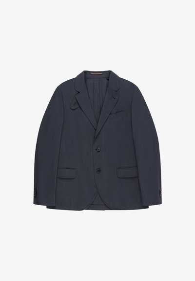 Enkele rij donkernavy blazer met inkeping revers, twee klepzakken aan de voorkant, een borstzak en twee zwarte knopen.