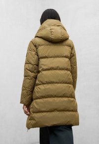 Abrigo de plumas marrón con capucha, diseño acolchado, mangas largas, bolsillos laterales con cremallera y un corte ligeramente entallado, visto desde atrás.