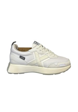 Sneaker bianco con tessuto testurizzato, suola leggera e accenti a contrasto. Presenta un'etichetta con il logo e una chiusura con lacci anteriore con colletto imbottito.
