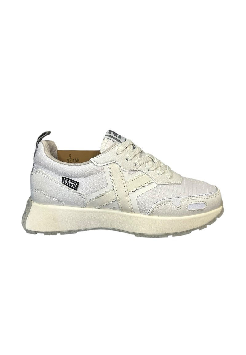 Sneaker bianco con tessuto testurizzato, suola leggera e accenti a contrasto. Presenta un'etichetta con il logo e una chiusura con lacci anteriore con colletto imbottito.
