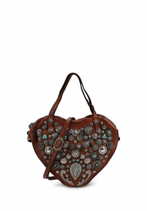 Borsa a mano in pelle marrone a forma di cuore con due manici, decorata con varie borchie metalliche argento e turchese e motivi floreali intricati.