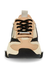 Sneaker con una toma beige, accentuazioni nere e pannelli in rete. Presenta lacci neri, un emblema argento e una suola nera voluminosa.