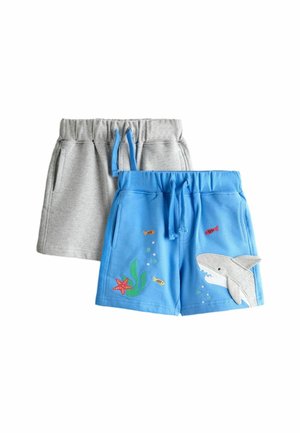 Dva páry detských šortiek s elastickým pásom, jeden svetlosivý, druhý modrý s vyšívanými motívmi žraloka, ryby, hviezdice a morských rias.